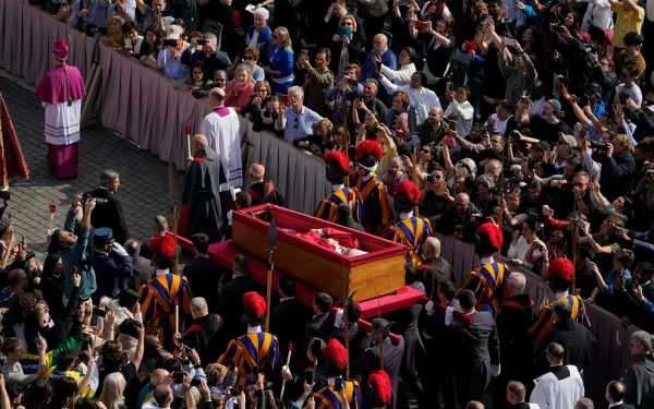 Βατικανό: Μετανάστες, άστεγοι και φυλακισμένοι θα είναι παρόντες στην κηδεία του πάπα Φραγκίσκου