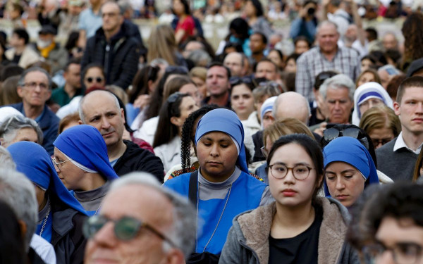 Πλήθος κόσμου σε όλα τα μήκη και πλάτη της Γης αποχαιρετά τον πάπα Φραγκίσκο