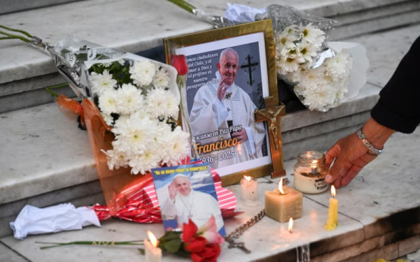 Πάπας Φραγκίσκος: Σε λαϊκό προσκύνημα η σορός του Ποντίφικα - 200.000 πιστοί θα είναι στην κηδεία το Σάββατο (Live εικόνα από την πλατεία του Αγίου Πέτρου στο Βατικανό)