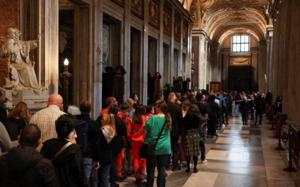 Πάπας Φραγκίσκος: Πάνω από 70.000 πιστοί προσκύνησαν τον τάφο του - Σήμερα θα οριστεί η ημερομηνία του κονκλάβιου