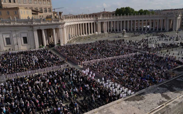 Πάπας Φραγκίσκος: Πάνω από 120.000 πιστοί απέτισαν φόρο τιμής στον ποντίφικα