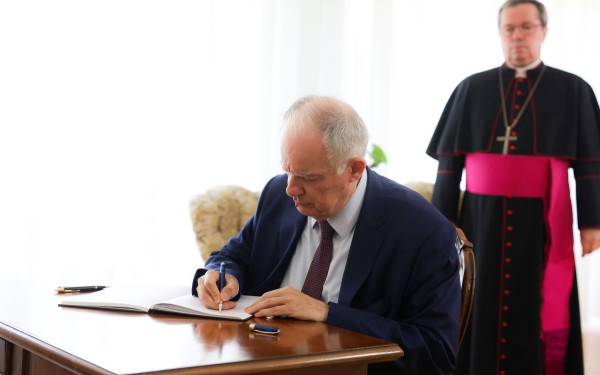 ΠτΔ Κ. Τασούλας: Στην πρεσβεία της Αγίας Έδρας στην Αθήνα υπέγραψε το βιβλίο συλλυπητηρίων για τον πάπα Φραγκίσκο