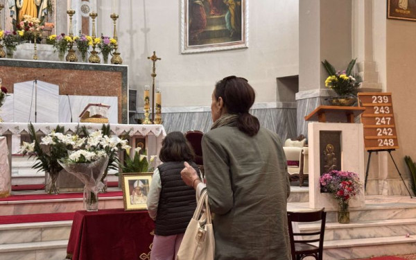 Θεσσαλονίκη: Δεκάδες πιστοί αποχαιρετούν με συγκίνηση τον Πάπα Φραγκίσκο