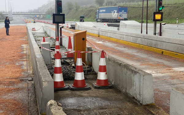 Δυστύχημα στα διόδια Πολυμύλου: Η συνομιλία της εργαζόμενης με τους οδηγούς