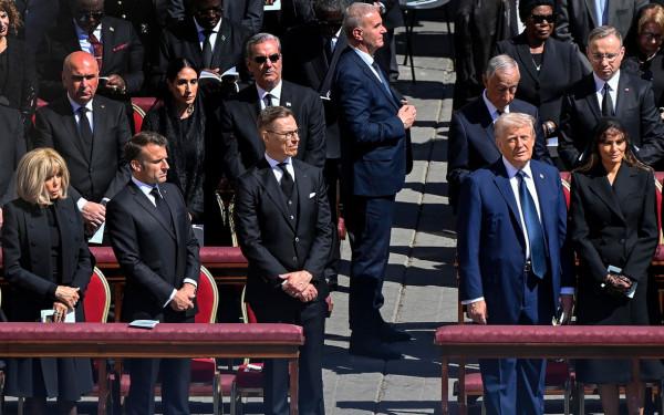 ΗΠΑ: Ο Τραμπ αστειεύτηκε ότι θα ήθελε να γίνει ο επόμενος πάπας