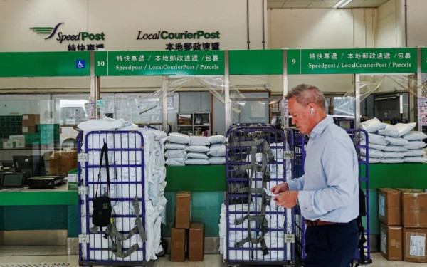 Δασμοί Τραμπ: Τα Ταχυδρομεία του Χονγκ Κονγκ αναστέλλουν τις αποστολές δεμάτων στις ΗΠΑ