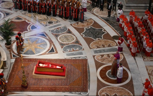 Ιταλία: Πάνω από 100.000 πιστοί στην πλατεία του Αγίου Πέτρου για το «ύστατο χαίρε» στον πάπα Φραγκίσκο - Δείτε ζωντανά