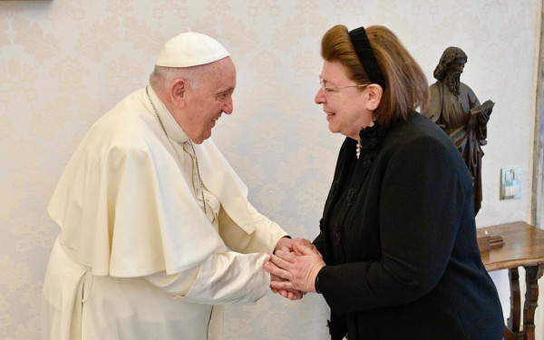 Λ. Μενδώνη για Πάπα Φραγκίσκο: «Δεν θα ξεχάσουμε ποτέ τη γενναιοδωρία με την οποία προσέφερε στην Ελλάδα τα τρία θραύσματα του γλυπτού διακόσμου του Παρθενώνα»