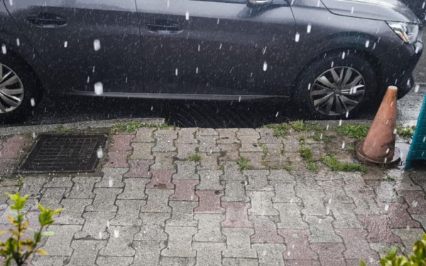 Βροχή και χαλάζι στην Καλαμαριά (βίντεο)