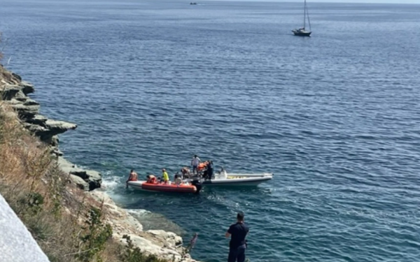 Τραγωδία στην Άνδρο: Νεκρή ανασύρθηκε μια γυναίκα μετά από πτώση αυτοκινήτου στη θάλασσα