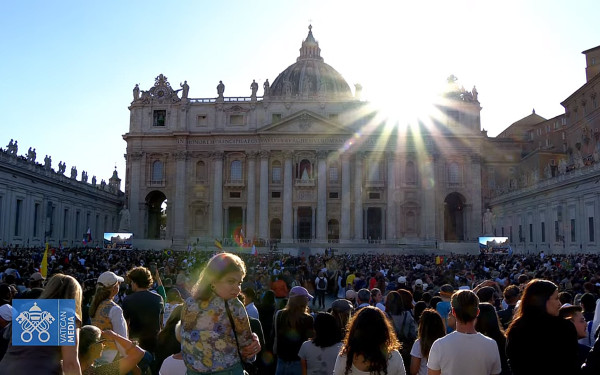 Λευκός καπνός στο Βατικανό: Εξελέγη ο νέος Πάπας - Δείτε live