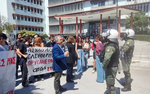 Θεσσαλονίκη: Παράσταση διαμαρτυρίας από φοιτητές έξω από τη ΣΘΕ μετά τα επεισόδια