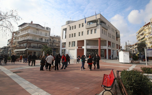 Εύοσμος: Κυκλοφοριακό «έμφραγμα» από τις φορτοεκφορτώσεις - Έρχεται νέος κανονισμός για να μπει τάξη