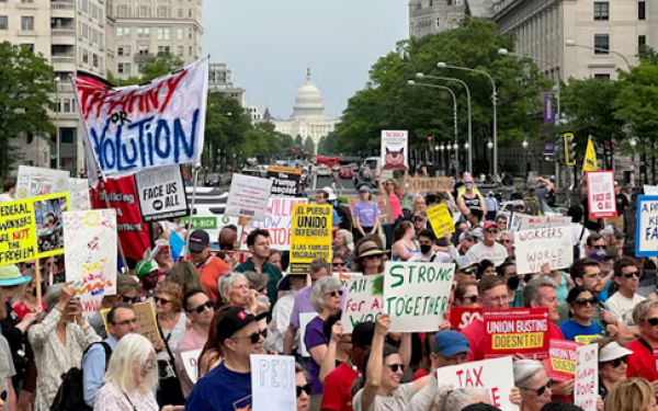 ΗΠΑ: Χιλιάδες διαδηλωτές βγήκαν στους δρόμους την Πρωτομαγιά για να καταγγείλουν τις πολιτικές του Τραμπ