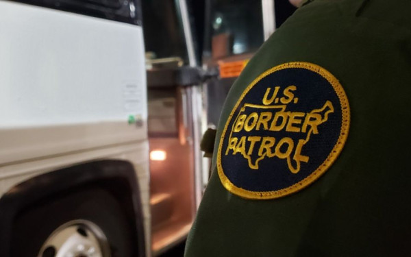 Ο Τραμπ δίνει 1.000 δολάρια σε κάθε μετανάστη που θα επιστρέφει οικειοθελώς στη χώρα του