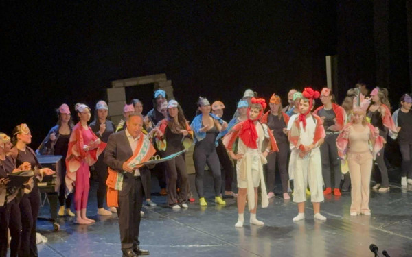 Θεσσαλονίκη: Καταχειροκροτήθηκε ο Στέλιος Αγγελούδης που έπαιξε, τον... δήμαρχο, στους Όρνιθες του Αριστοφάνη (βίντεο)