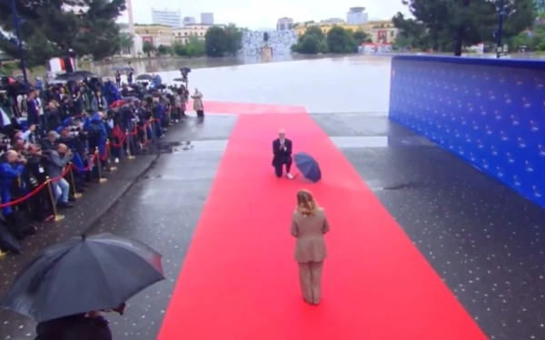 Αλβανία: Ο Έντι Ράμα γονάτισε για να υποδεχθεί τη Μελόνι - Δείτε βίντεο