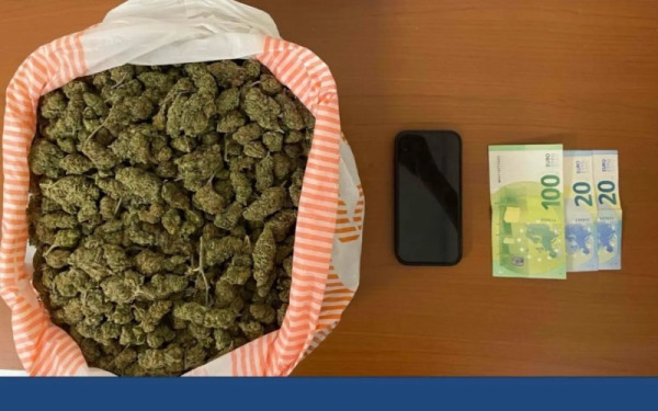 Θεσσαλονίκη: Διακινούσαν ναρκωτικά μέσω ταχυδρομικών δεμάτων - 30χρονος εντοπίστηκε την ώρα που παραλάμβανε δέμα με 1,5 κιλό κάνναβη