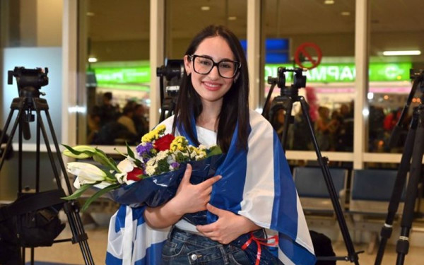 Eurovision 2025: Με χαμόγελα και συγκίνηση επέστρεψε η Klavdia με την ελληνική αποστολή - «Για μένα η 6η θέση ήταν νίκη» (βίντεο)