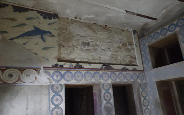 ΥΠΠΟ: Η Εφορεία Αρχαιοτήτων Ηρακλείου ολοκλήρωσε την συλλογή και απομάκρυνση των θραυσμάτων του αντιγράφου της τοιχογραφίας των Δελφινιών στην Κνωσσό