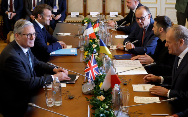 Ουκρανία: Eκεχειρία 30 ημερών ή αυστηροποίηση κυρώσεων, το μήνυμα Μακρόν και Μερτς στον Πούτιν