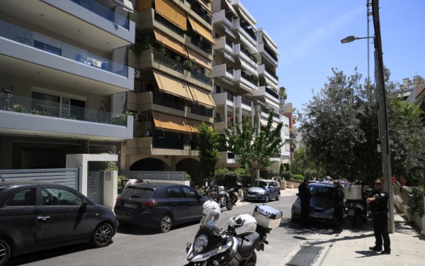 Νέα Σμύρνη: «Ο γιος μου ήταν σε αμόκ - Είδα το μαχαίρι και σκέφτηκα να τον τρομάξω», είπε ο 71χρονος πατέρας στους αστυνομικούς (βίντεο)