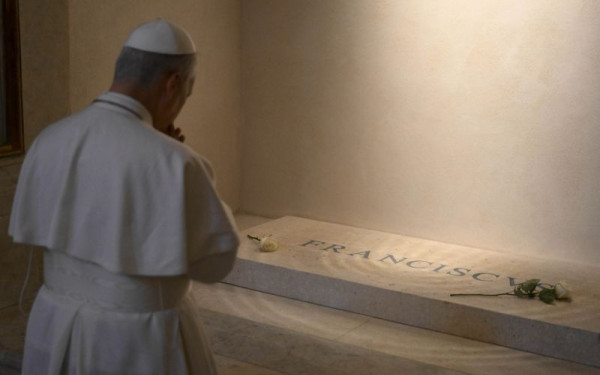 Ιταλία: Ο πάπας Λέων ο ΙΔ' άφησε ένα τριαντάφυλλο στον τάφο του Φραγκίσκου