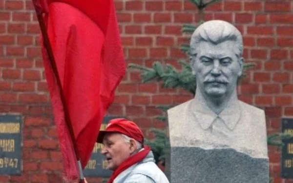 Ρωσία: Mνημείο του Στάλιν επανεγκαθίσταται στο μετρό της Μόσχας