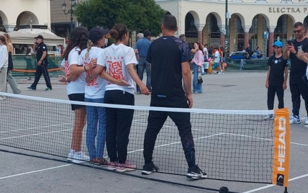 Η Θεσσαλονίκη παίζει τένις στην πλατεία Αριστοτέλους - Φιλικός αγώνας Αγγελούδη - Γιουτίκα