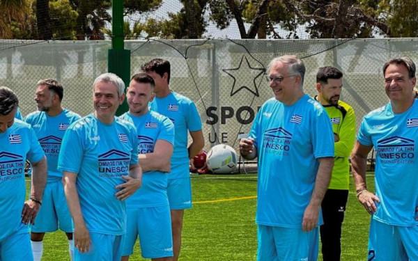 Θεοδωρικάκος και Καραγκούνης έπαιξαν μπάλα με τη φανέλα της UNESCO