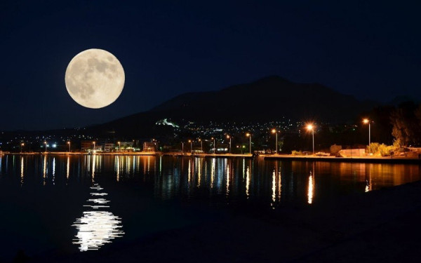 H εαρινή ισημερία συναντά την υπερπανσέληνο