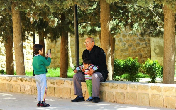 Ο εθελοντισμός και η φροντίδα των εγγονών μειώνουν το αίσθημα της μοναξιάς! 