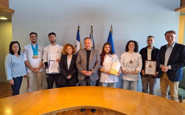 Θεσσαλονίκη: Ο Αγγελούδης συνάντησε σπουδαστές μαγειρικής που διακρίθηκαν σε γαστρονομικούς διαγωνισμούς