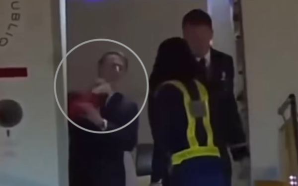 Viral η σφαλιάρα της Μπριζίτ στον Εμανουέλ Μακρόν την στιγμή της άφιξής τους στο Βιετνάμ - Δείτε βίντεο