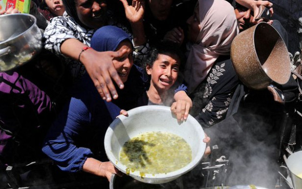 Γάζα: Τουλάχιστον 107 φορτηγά με ανθρωπιστική βοήθεια έφτασαν στον παλαιστινιακό θύλακα