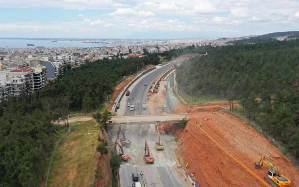 Θεσσαλονίκη: Προχωρά η κατεδάφιση της γέφυρας Περραιβού - Δείτε εικόνες και βίντεο από τα βήματα του έργου