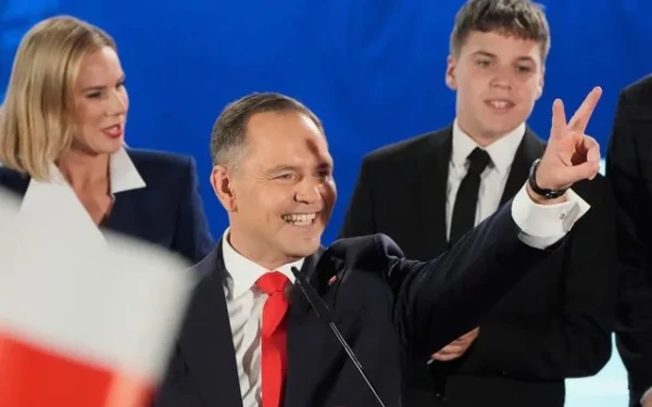 Πολωνία: Ερασιτέχνης πυγμάχος και ποδοσφαιριστής, ο ευρωσκεπτικιστής Κάρολ Ναβρότσκι που εξελέγη πρόεδρος της χώρας