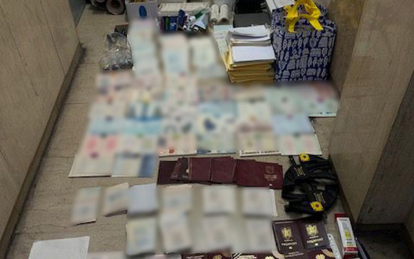 Δίκτυο πλαστογραφίας εγγράφων για παράνομη διακίνηση μεταναστών ξήλωσε η ΕΛ.ΑΣ - Η μεθοδολογία, τα εργαλεία και τα κέρδη τους