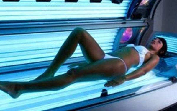 Καμπανάκι για το σολάριουμ: Όσο μικραίνει η ηλικία τόσο μεγαλώνει ο κίνδυνος για καρκίνο δέρματος