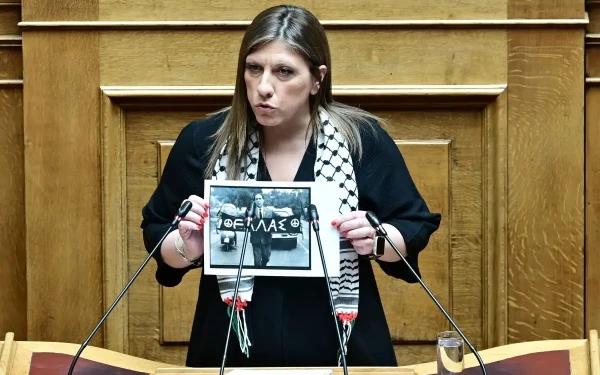 Η Ζωή Κωνσταντοπούλου στη Βουλή με παλαιστινιακή μαντίλα και φωτογραφία του Γρηγόρη Λαμπράκη