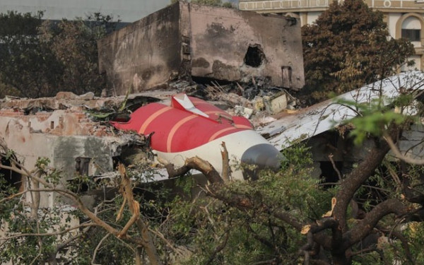 Νέα στοιχεία για το δυστύχημα της Air India: Ο πιλότος έπασχε από κατάθλιψη - Εξετάζεται αν κατέρριψε σκόπιμα το αεροπλάνο