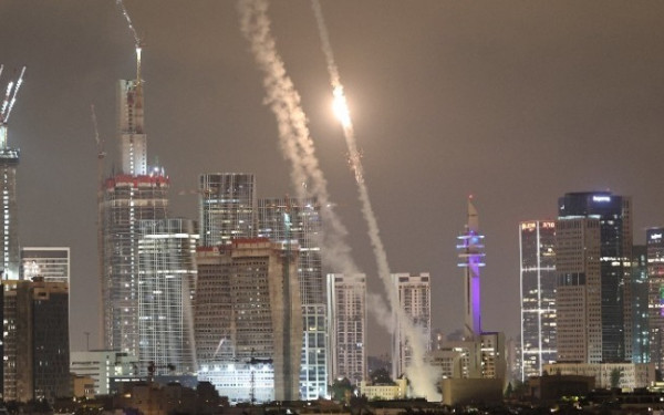 Ισραήλ: Τουλάχιστον 10 βαλλιστικοί πύραυλοι στο τελευταίο κύμα ιρανικών πυραυλικών επιθέσεων