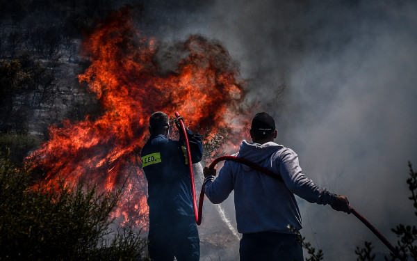 Φωτιά στην Βάλια Κάλντα - Ξέσπασε σε δύσβατο σημείο από κεραυνό