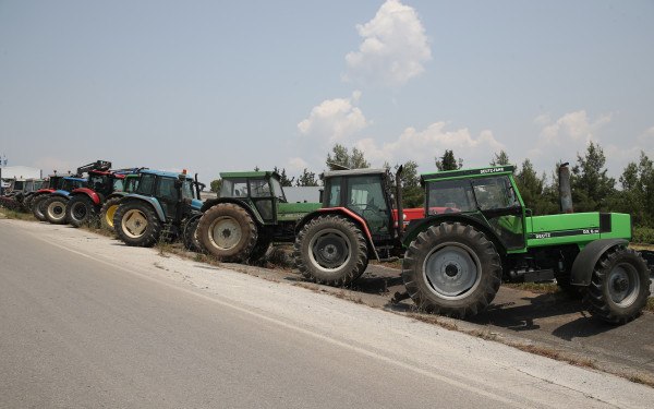 Τροχαίο στο μπλόκο των Μαλγάρων: ΙΧ προσέκρουσε σε τρακτέρ