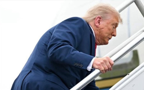 O Tραμπ έπαθε... Μπάιντεν: Viral το βίντεο με τον Αμερικανό πρόεδρο να σκοντάφτει ανεβαίνοντας το Air Force One