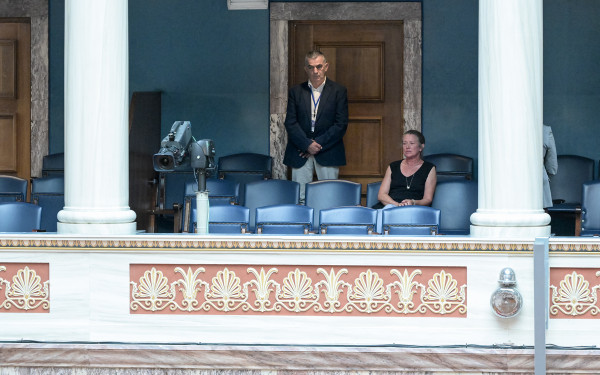 Βουλή- Νέος ΚΟΚ: Στα θεωρεία η μητέρα του Ιάσωνα που έχασε τη ζωή του έξω από το Κοινοβούλιο