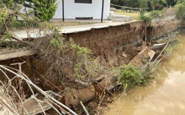 Χαλκιδική: Στo αστυνομικό τμήμα κρατήθηκε ο δήμαρχος Σιθωνίας - Αλληλομηνύσεις για το σκάμμα που υποχωρεί το έδαφος στην Νικητή