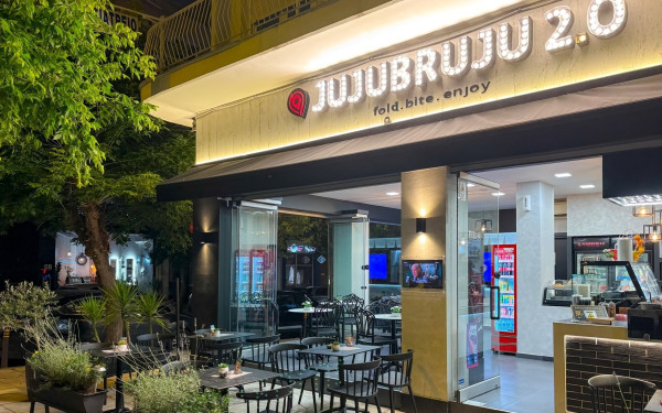 Το Juju Bruju στην ανατολική έξοδο της πόλης, είναι το ιδανικό σημείο στάσης για καφέ και all day γεύματα