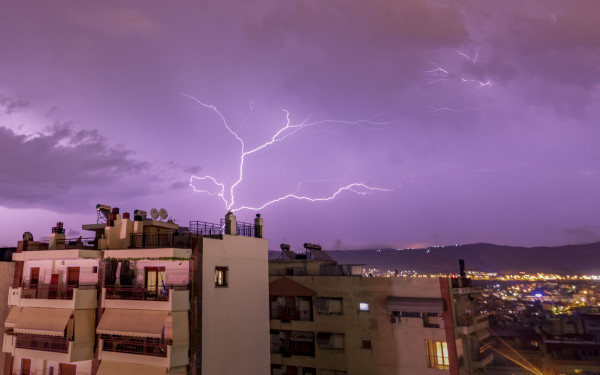 Καιρός: Πάνω από 5.000 κεραυνοί την Τρίτη - Έρχεται καύσωνας διαρκείας