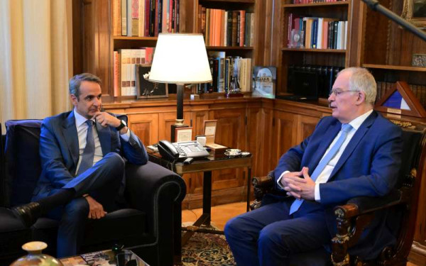 Μητσοτάκης σε Τασούλα: Πλοία του Πολεμικού Ναυτικού προληπτικά έξω από τη Λιβύη – «Δεν θα αποφασίζουν οι διακινητές ποιος μπαίνει στη χώρα»